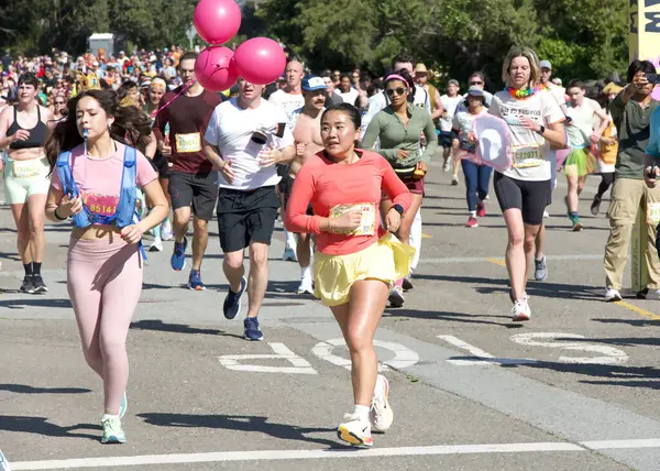 San Francisco, CA - 18 Mayıs 2025: 7 mil tabelasını geçen yıllık Bay to Breakers yarışına katılanlar. Bay to Breakers, eğlenceli kostümler giyen birçok katılımcısıyla ünlüdür..