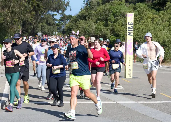San Francisco, CA - 18 Mayıs 2025: 7 mil tabelasını geçen yıllık Bay to Breakers yarışına katılanlar. Bay to Breakers, eğlenceli kostümler giyen birçok katılımcısıyla ünlüdür..