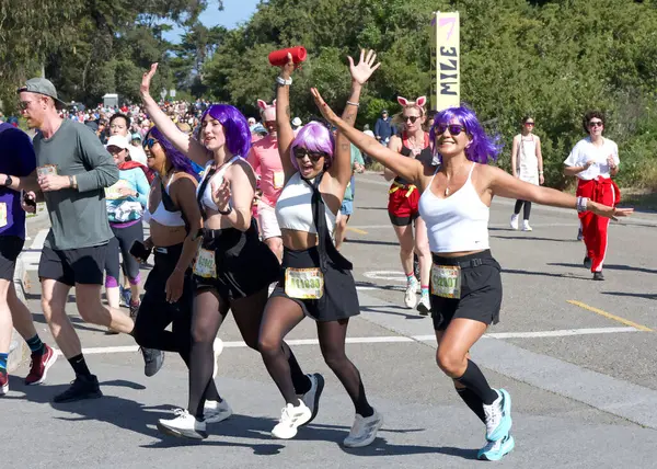 San Francisco, CA - 18 Mayıs 2025: 7 mil tabelasını geçen yıllık Bay to Breakers yarışına katılanlar. Bay to Breakers, eğlenceli kostümler giyen birçok katılımcısıyla ünlüdür..