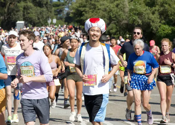 San Francisco, CA - 18 Mayıs 2025: 7 mil tabelasını geçen yıllık Bay to Breakers yarışına katılanlar. Bay to Breakers, eğlenceli kostümler giyen birçok katılımcısıyla ünlüdür..