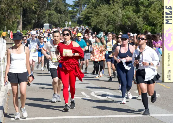 San Francisco, CA - 18 Mayıs 2025: 7 mil tabelasını geçen yıllık Bay to Breakers yarışına katılanlar. Bay to Breakers, eğlenceli kostümler giyen birçok katılımcısıyla ünlüdür..