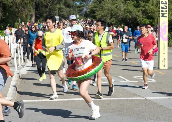 San Francisco, CA - 18 Mayıs 2025: 7 mil tabelasını geçen yıllık Bay to Breakers yarışına katılanlar. Bay to Breakers, eğlenceli kostümler giyen birçok katılımcısıyla ünlüdür.