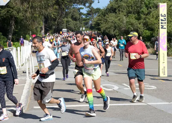 San Francisco, CA - 18 Mayıs 2025: 7 mil tabelasını geçen yıllık Bay to Breakers yarışına katılanlar. Bay to Breakers, eğlenceli kostümler giyen birçok katılımcısıyla ünlüdür..