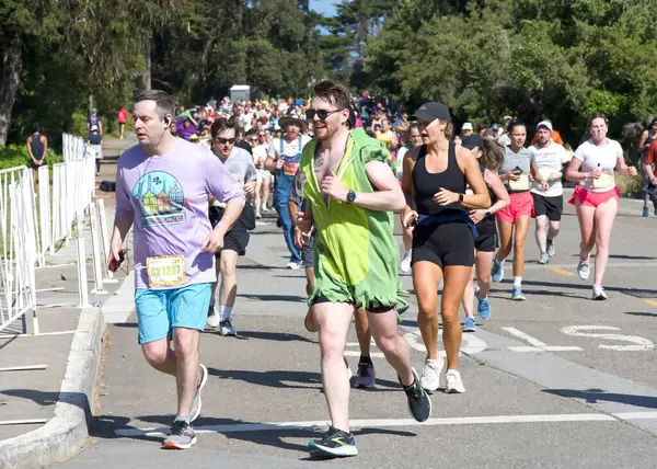 San Francisco, CA - 18 Mayıs 2025: 7 mil tabelasını geçen yıllık Bay to Breakers yarışına katılanlar. Bay to Breakers, eğlenceli kostümler giyen birçok katılımcısıyla ünlüdür..