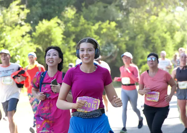 San Francisco, CA - 18 Mayıs 2025: Bitiş çizgisine yakın Golden Gate Park 'taki yıllık Bay to Breakers yarışmasına katılanlar. Bay to Breakers eğlenceli kostümler giyen katılımcılarıyla ünlüdür..