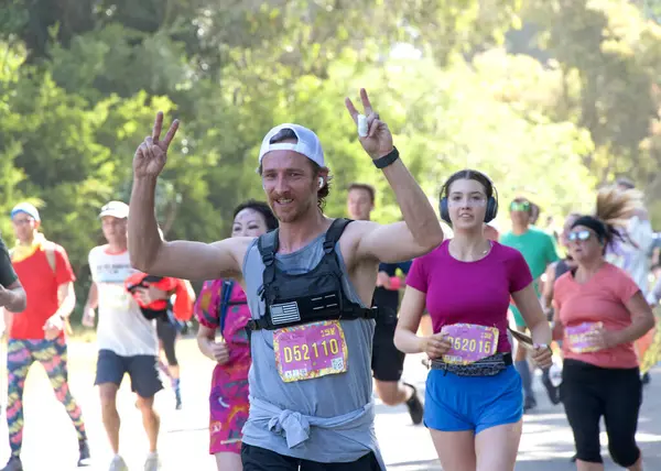 San Francisco, CA - 18 Mayıs 2025: Bitiş çizgisine yakın Golden Gate Park 'taki yıllık Bay to Breakers yarışmasına katılanlar. Bay to Breakers eğlenceli kostümler giyen katılımcılarıyla ünlüdür..