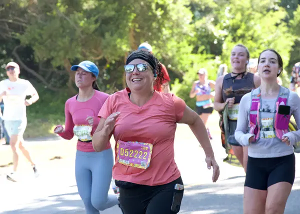 San Francisco, CA - 18 Mayıs 2025: Bitiş çizgisine yakın Golden Gate Park 'taki yıllık Bay to Breakers yarışmasına katılanlar. Bay to Breakers eğlenceli kostümler giyen katılımcılarıyla ünlüdür..