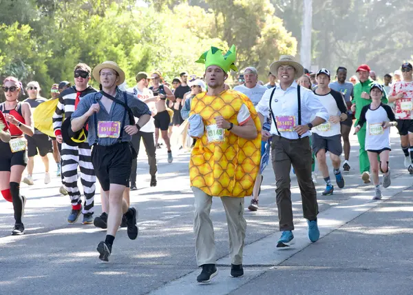 San Francisco, CA - 18 Mayıs 2025: Bitiş çizgisine yakın Golden Gate Park 'taki yıllık Bay to Breakers yarışmasına katılanlar. Bay to Breakers eğlenceli kostümler giyen katılımcılarıyla ünlüdür..
