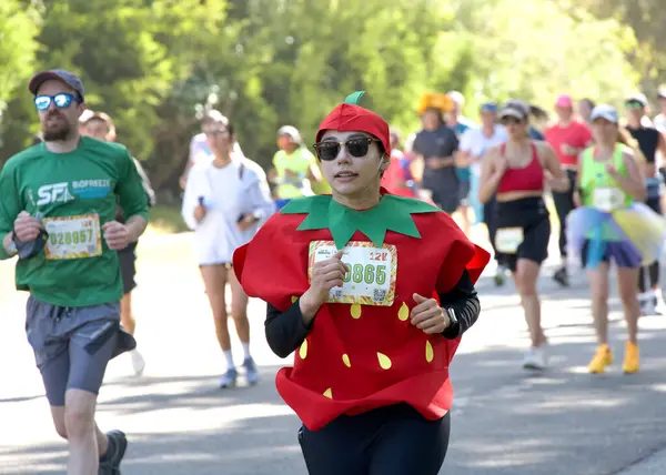 San Francisco, CA - 18 Mayıs 2025: Bitiş çizgisine yakın Golden Gate Park 'taki yıllık Bay to Breakers yarışmasına katılanlar. Bay to Breakers eğlenceli kostümler giyen katılımcılarıyla ünlüdür..