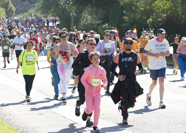 San Francisco, CA - 18 Mayıs 2025: Bitiş çizgisine yakın Golden Gate Park 'taki yıllık Bay to Breakers yarışmasına katılanlar. Bay to Breakers eğlenceli kostümler giyen katılımcılarıyla ünlüdür..