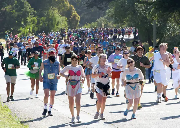 San Francisco, CA - 18 Mayıs 2025: Bitiş çizgisine yakın Golden Gate Park 'taki yıllık Bay to Breakers yarışmasına katılanlar. Bay to Breakers eğlenceli kostümler giyen katılımcılarıyla ünlüdür..
