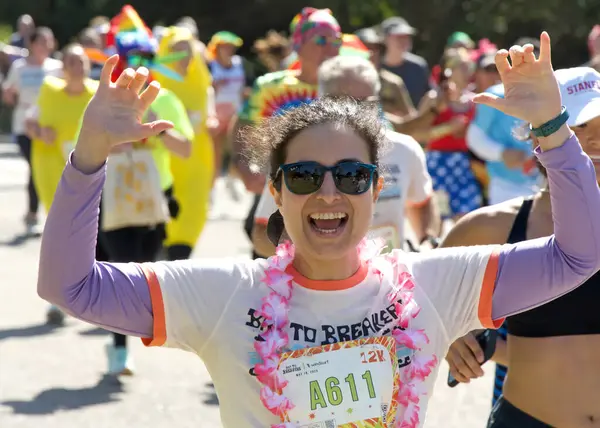 San Francisco, CA - 18 Mayıs 2025: Bitiş çizgisine yakın Golden Gate Park 'taki yıllık Bay to Breakers yarışmasına katılanlar. Bay to Breakers eğlenceli kostümler giyen katılımcılarıyla ünlüdür..