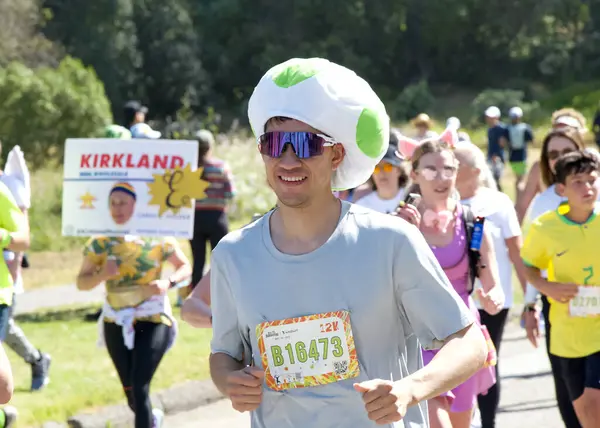 San Francisco, CA - 18 Mayıs 2025: Bitiş çizgisine yakın Golden Gate Park 'taki yıllık Bay to Breakers yarışmasına katılanlar. Bay to Breakers eğlenceli kostümler giyen katılımcılarıyla ünlüdür..