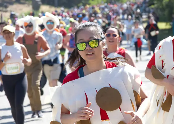 San Francisco, CA - 18 Mayıs 2025: Bitiş çizgisine yakın Golden Gate Park 'taki yıllık Bay to Breakers yarışmasına katılanlar. Bay to Breakers eğlenceli kostümler giyen katılımcılarıyla ünlüdür..