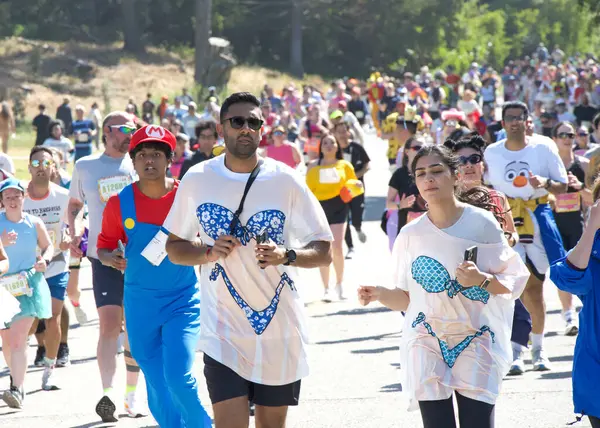 San Francisco, CA - 18 Mayıs 2025: Bitiş çizgisine yakın Golden Gate Park 'taki yıllık Bay to Breakers yarışmasına katılanlar. Bay to Breakers eğlenceli kostümler giyen katılımcılarıyla ünlüdür..