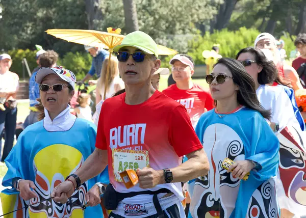 San Francisco, CA - 18 Mayıs 2025: Bitiş çizgisine yakın Golden Gate Park 'taki yıllık Bay to Breakers yarışmasına katılanlar. Bay to Breakers eğlenceli kostümler giyen katılımcılarıyla ünlüdür..