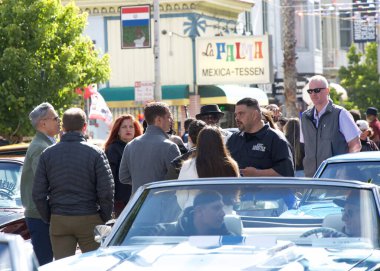 San Francisco, CA - 25 Mayıs 2025: Mission District 'teki yıllık Karnaval Fetival Parade' de izleyiciler. Belediye Başkanı Daniel Lurie geçit törenine katılanlarla konuşuyor..
