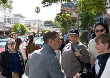 San Francisco, CA - 25 Mayıs 2025: Mission District 'teki yıllık Karnaval Fetival Parade' de izleyiciler. Belediye Başkanı Daniel Lurie kalabalıkta insanlarla konuşuyor..