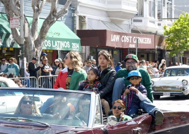 San Francisco, CA - 25 Mayıs 2025: Mission District 'teki yıllık Karnaval Fetival Parade' e katılanlar. Batı Yakası 'nın en büyük çok kültürlü kutlaması. Bu yılın teması, Afro Mundo. Amerika 'daki Afrika Diyasporası.