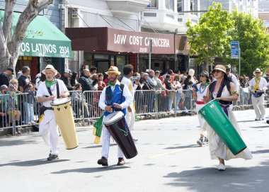 San Francisco, CA - 25 Mayıs 2025: Mission District 'teki yıllık Karnaval Fetival Parade' e katılanlar. Batı Yakası 'nın en büyük çok kültürlü kutlaması. Bu yılın teması, Afro Mundo. Amerika 'daki Afrika Diyasporası.