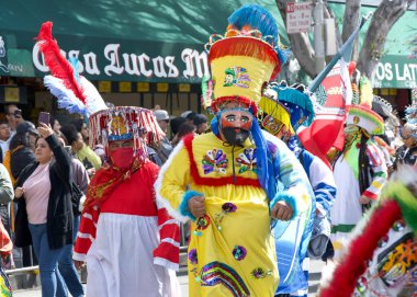 San Francisco, CA - 25 Mayıs 2025: Mission District 'teki yıllık Karnaval Fetival Parade' e katılanlar. Batı Yakası 'nın en büyük çok kültürlü kutlaması. Bu yılın teması, Afro Mundo. Amerika 'daki Afrika Diyasporası.