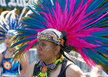 San Francisco, CA - 25 Mayıs 2025: Mission District 'teki yıllık Karnaval Fetival Parade' e katılanlar. Batı Yakası 'nın en büyük çok kültürlü kutlaması. Bu yılın teması, Afro Mundo. Amerika 'daki Afrika Diyasporası.
