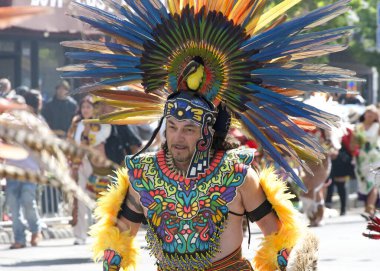 San Francisco, CA - 25 Mayıs 2025: Mission District 'teki yıllık Karnaval Fetival Parade' e katılanlar. Batı Yakası 'nın en büyük çok kültürlü kutlaması. Bu yılın teması, Afro Mundo. Amerika 'daki Afrika Diyasporası.