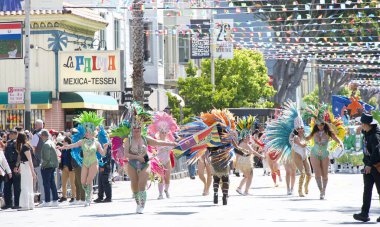 San Francisco, CA - 25 Mayıs 2025: Mission District 'teki yıllık Karnaval Fetival Parade' e katılanlar. Batı Yakası 'nın en büyük çok kültürlü kutlaması. Bu yılın teması, Afro Mundo. Amerika 'daki Afrika Diyasporası.