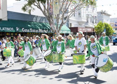San Francisco, CA - 25 Mayıs 2025: Mission District 'teki yıllık Karnaval Fetival Parade' e katılanlar. Batı Yakası 'nın en büyük çok kültürlü kutlaması. Bu yılın teması, Afro Mundo. Amerika 'daki Afrika Diyasporası.