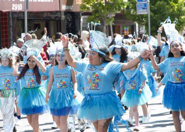 San Francisco, CA - 25 Mayıs 2025: Mission District 'teki yıllık Karnaval Fetival Parade' e katılanlar. Batı Yakası 'nın en büyük çok kültürlü kutlaması. Bu yılın teması, Afro Mundo. Amerika 'daki Afrika Diyasporası.