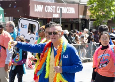 San Francisco, CA - 25 Mayıs 2025: Mission District 'teki yıllık Karnaval Fetival Parade' e katılanlar. Batı Yakası 'nın en büyük çok kültürlü kutlaması. Bu yılın teması, Afro Mundo. Amerika 'daki Afrika Diyasporası.