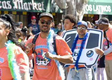 San Francisco, CA - 25 Mayıs 2025: Mission District 'teki yıllık Karnaval Fetival Parade' e katılanlar. Batı Yakası 'nın en büyük çok kültürlü kutlaması. Bu yılın teması, Afro Mundo. Amerika 'daki Afrika Diyasporası.