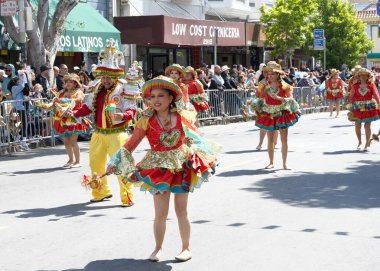 San Francisco, CA - 25 Mayıs 2025: Mission District 'teki yıllık Karnaval Fetival Parade' e katılanlar. Batı yakasının en büyük çok kültürlü kutlaması.. 