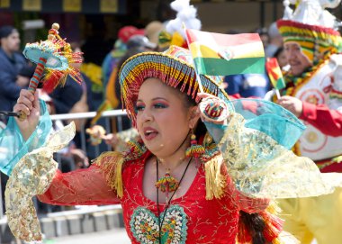 San Francisco, CA - 25 Mayıs 2025: Mission District 'teki yıllık Karnaval Fetival Parade' e katılanlar. Batı yakasının en büyük çok kültürlü kutlaması.. 