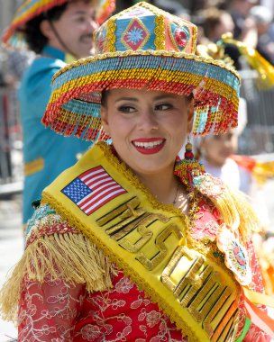 San Francisco, CA - 25 Mayıs 2025: Mission District 'teki yıllık Karnaval Fetival Parade' e katılanlar. Batı yakasının en büyük çok kültürlü kutlaması..