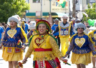 San Francisco, CA - 25 Mayıs 2025: Mission District 'teki yıllık Karnaval Fetival Parade' e katılanlar. Batı yakasının en büyük çok kültürlü kutlaması..