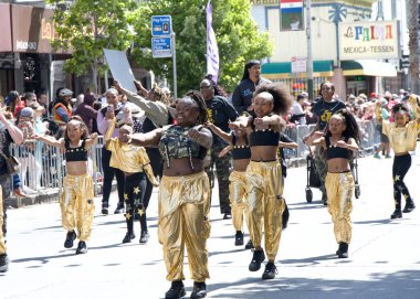 San Francisco, CA - 25 Mayıs 2025: Mission District 'teki yıllık Karnaval Fetival Parade' e katılanlar. Batı yakasının en büyük çok kültürlü kutlaması..
