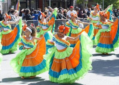 San Francisco, CA - 25 Mayıs 2025: Mission District 'teki yıllık Karnaval Fetival Parade' e katılanlar. Batı yakasının en büyük çok kültürlü kutlaması..