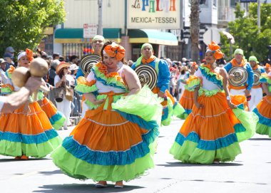 San Francisco, CA - 25 Mayıs 2025: Mission District 'teki yıllık Karnaval Fetival Parade' e katılanlar. Batı yakasının en büyük çok kültürlü kutlaması..