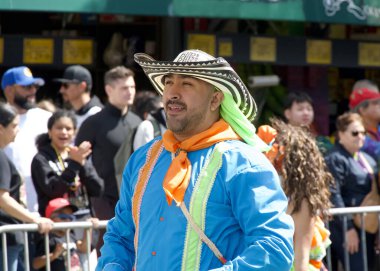 San Francisco, CA - 25 Mayıs 2025: Mission District 'teki yıllık Karnaval Fetival Parade' e katılanlar. Batı yakasının en büyük çok kültürlü kutlaması..