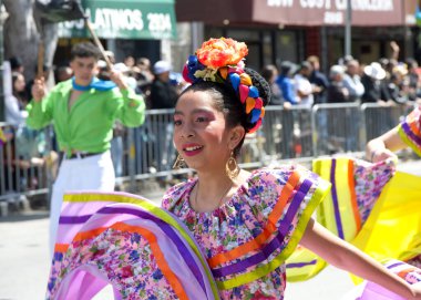 San Francisco, CA - 25 Mayıs 2025: Mission District 'teki yıllık Karnaval Fetival Parade' e katılanlar. Batı yakasının en büyük çok kültürlü kutlaması..