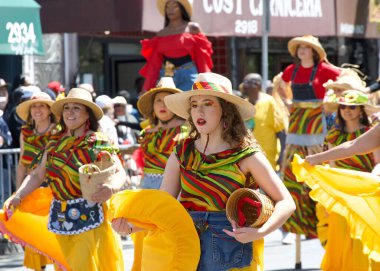 San Francisco, CA - 25 Mayıs 2025: Mission District 'teki yıllık Karnaval Fetival Parade' e katılanlar. Batı yakasının en büyük çok kültürlü kutlaması..