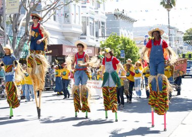 San Francisco, CA - 25 Mayıs 2025: Mission District 'teki yıllık Karnaval Fetival Parade' e katılanlar. Batı yakasının en büyük çok kültürlü kutlaması..