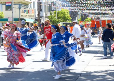 San Francisco, CA - 25 Mayıs 2025: Mission District 'teki yıllık Karnaval Fetival Parade' e katılanlar. Batı yakasının en büyük çok kültürlü kutlaması..