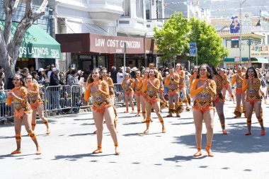 San Francisco, CA - 25 Mayıs 2025: Mission District 'teki yıllık Karnaval Fetival Parade' e katılanlar. Batı yakasının en büyük çok kültürlü kutlaması..