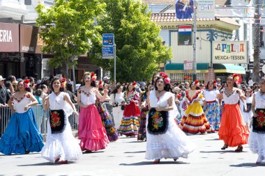 San Francisco, CA - 25 Mayıs 2025: Mission District 'teki yıllık Karnaval Fetival Parade' e katılanlar. Batı yakasının en büyük çok kültürlü kutlaması..