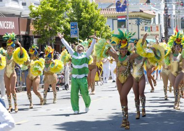 San Francisco, CA - 25 Mayıs 2025: Mission District 'teki yıllık Karnaval Fetival Parade' e katılanlar. Batı yakasının en büyük çok kültürlü kutlaması..