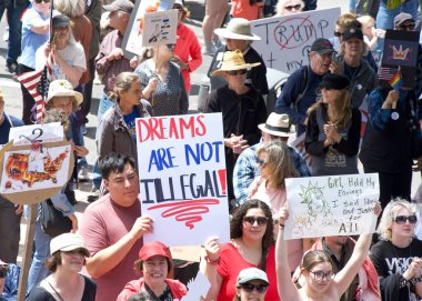 Alameda, CA - 14 Haziran 2025: Belediyenin önünde düzenlenen HAYIR Günü mitingine katılan kimliği belirsiz yüzlerce kişi.