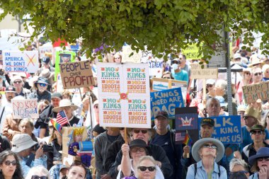 Alameda, CA - 14 Haziran 2025: Belediyenin önünde düzenlenen HAYIR Günü mitingine katılan kimliği belirsiz yüzlerce kişi.