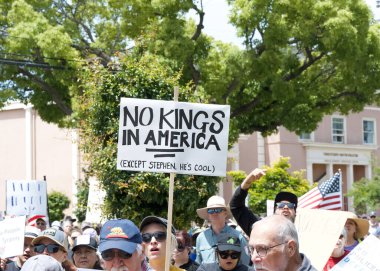 Alameda, CA - 14 Haziran 2025: Belediyenin önünde düzenlenen HAYIR Günü mitingine katılan kimliği belirsiz yüzlerce kişi.